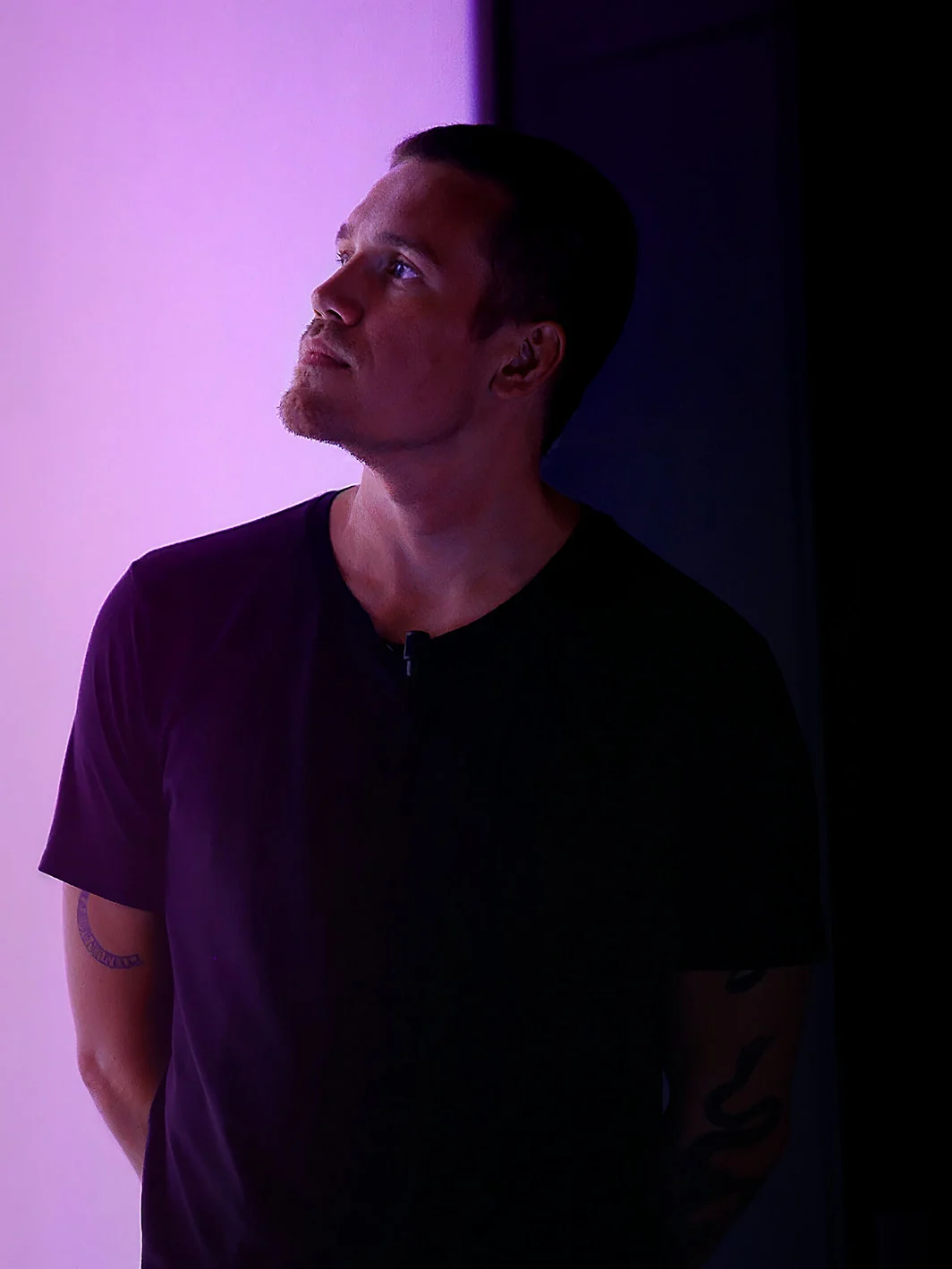 Portrait of David Hjalmar Lindberg in violet light